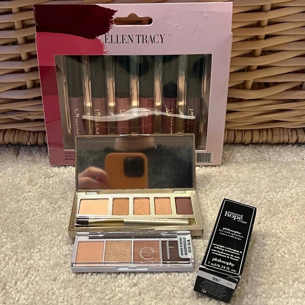 Assortment Of Makeup Products Lip Gloss Eye Shadow - Picture 1 of 3